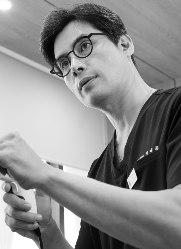 Dr. Tae-Hoon Lee providing care at Masterpiece ENT Clinic