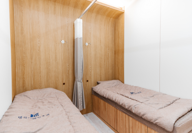 Two-person IV therapy room