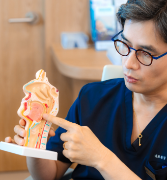 Dr. Tae-Hoon Lee explaining nasal anatomy with a model