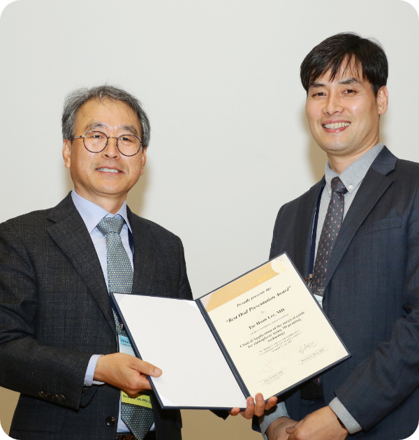Dr. Tae-Hoon Lee receiving an award
